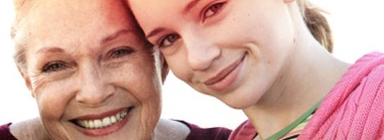Billede af to kvinder, en ældre på venstre side og en ældre på højre side. Billedet illustrerer historien af o.b. og vi har bidraget til at øge livskvaliteten i mere end 60 år.