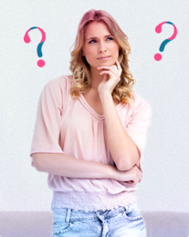 Billede af en forvirret kvinde med spørgsmålstegn i baggrunden, billedet illustrerer, at det er almindeligt at have mange problemer i forbindelse med menstruation og o.b. har forsøgt at løse dem her. 